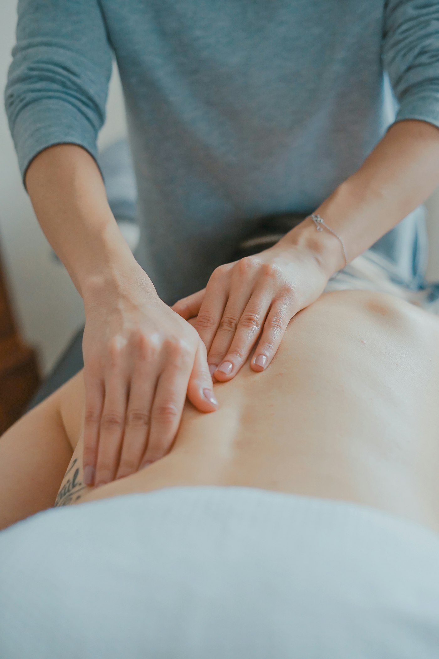 Perawatan foot dan body massage di suasana spa yang tenang