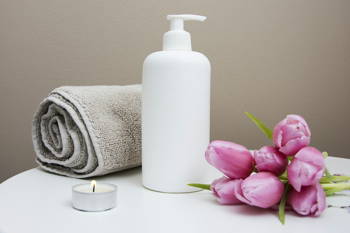 Perawatan scrub dan spa dengan handuk serta bahan perawatan